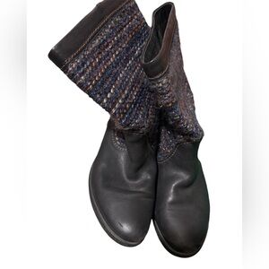 Think! Black leather ankle boots with navy blue woven knit. Size 38 (7.5)‎